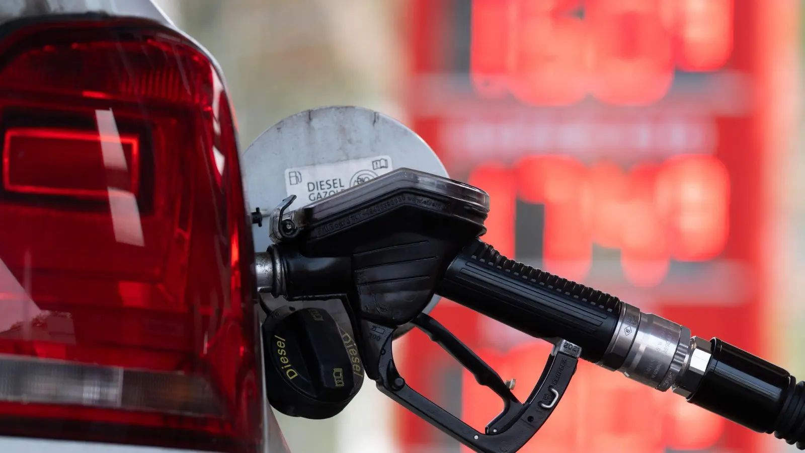 Diesel ist teurer geworden. (Archivbild) (Foto: Sebastian Kahnert/dpa)