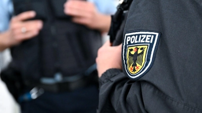 Nach dem Vorfall an der Strecke zwischen München und Augsburg ermittelt die Bundespolizei wegen Sachbeschädigung. (Symbolbild) (Foto: Sven Hoppe/dpa)