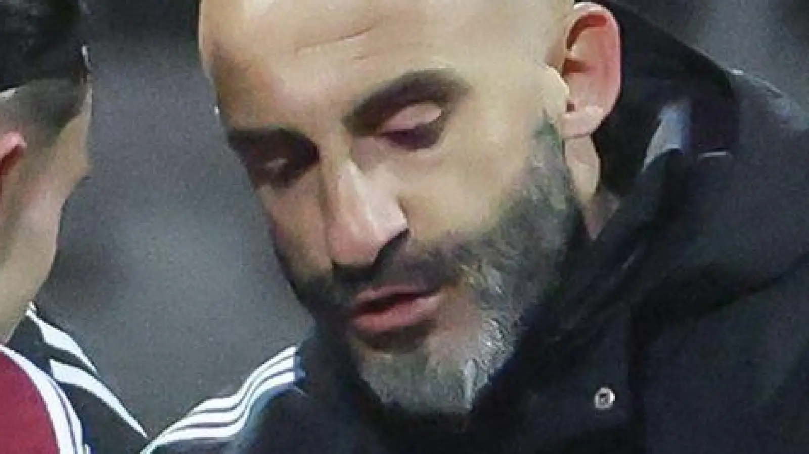 Javier Pinola (r) ist nun als Chef gefordert. (Archivbild) (Foto: Daniel Löb/dpa)