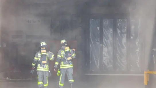 Kräfte der Feuerwehr verschaffen sich nach der Explosion in einer Industriehalle einen Überblick. (Foto: Tim Oelbermann/dpa)