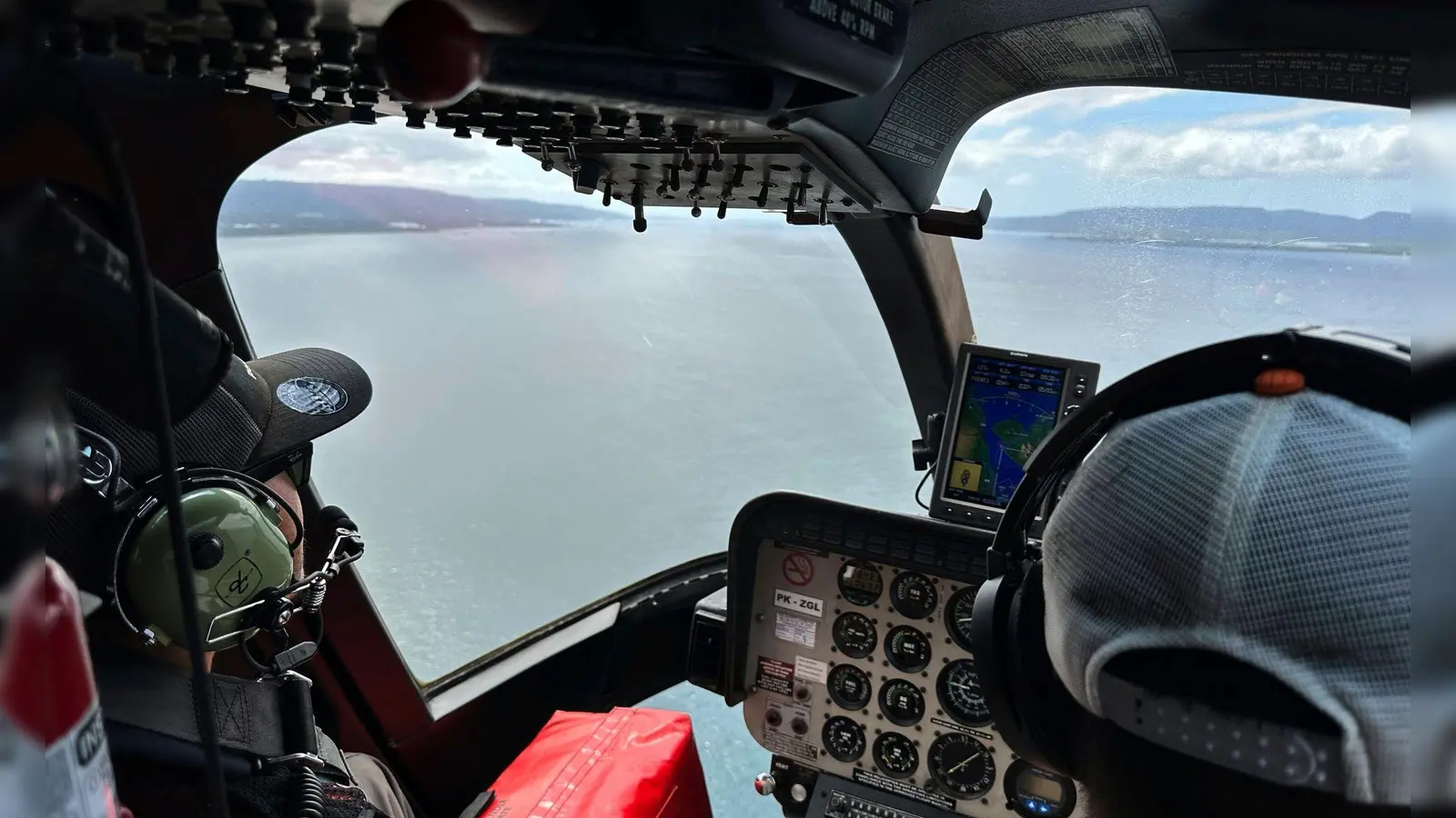 Die Rettungsteams waren auch mit Hubschraubern im Einsatz.  (Foto: Firdia Lisnawati/AP/dpa)