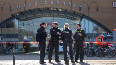 Ein Anrufer hatte über den Zentralruf der Polizei mitgeteilt, Sprengstoff sei im Bremer Hauptbahnhof abgelegt worden.  (Foto: Sina Schuldt/dpa)
