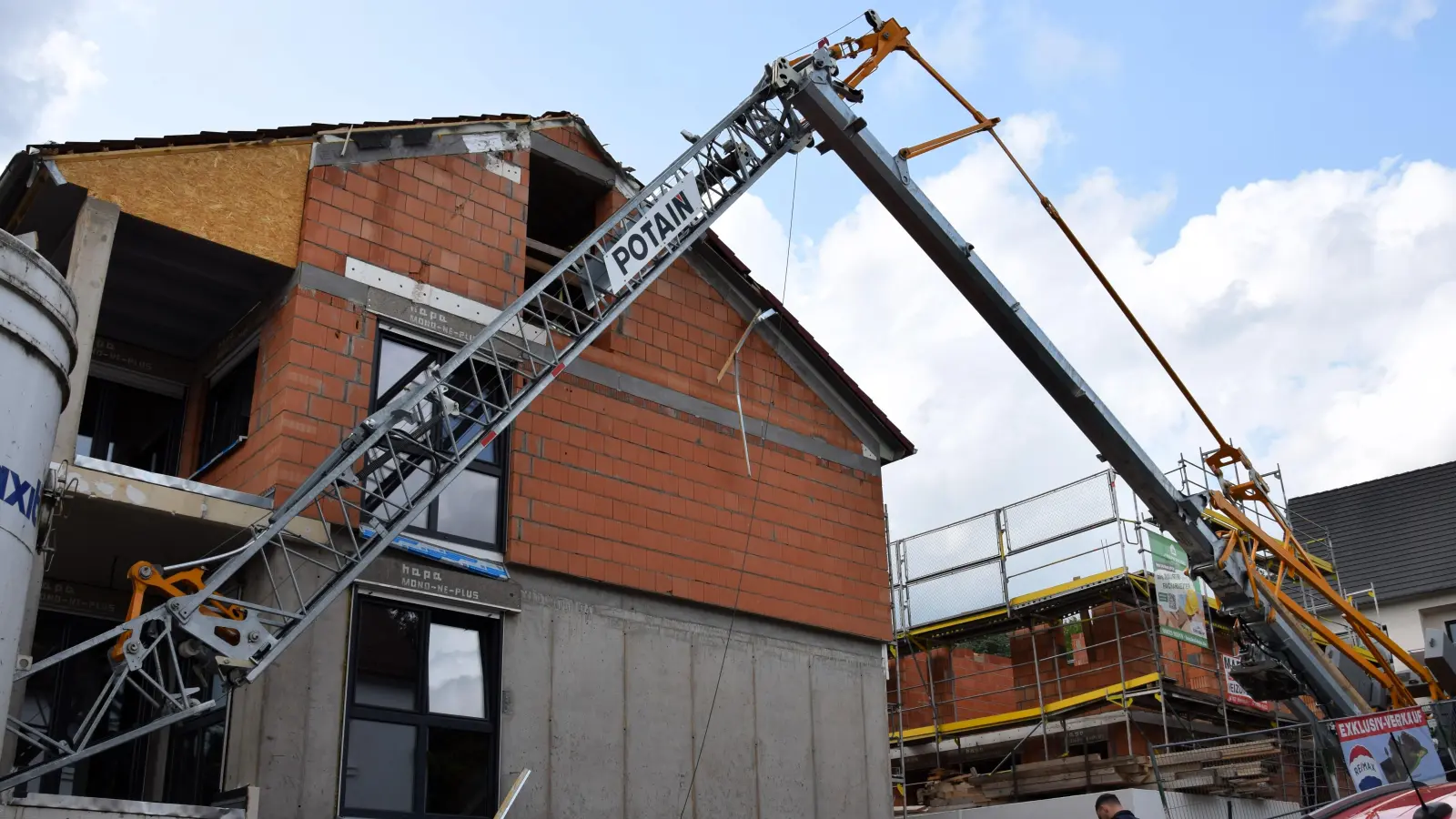 Der Baukran verfehlte die Hausfassade nur knapp. (Foto: Winfried Vennemann)
