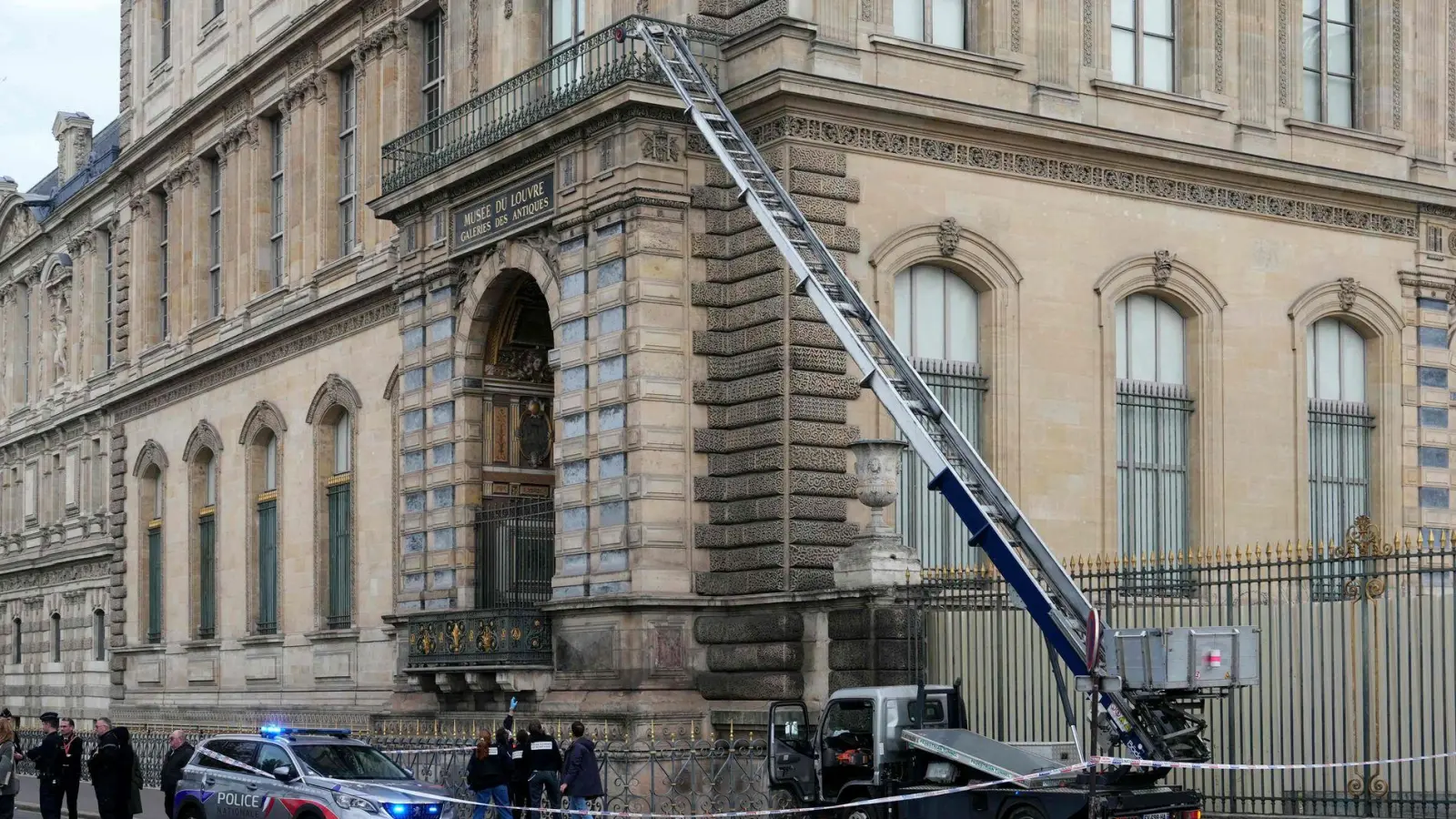 Nach dem Einbruch in den Louvre plant Hollywood eine Doku über den spektakulären Raub. (Archivbild)  (Foto: Dimitar Dilkoff/AFP/dpa)