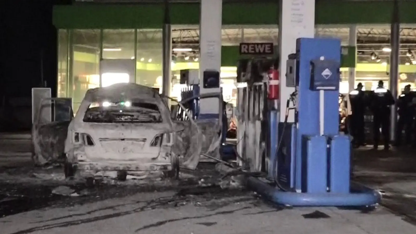 Ein ausgebranntes Fahrzeug steht an einer Zapfsäule auf einer Tankstelle in Hannover.  (Foto: -/dpa)