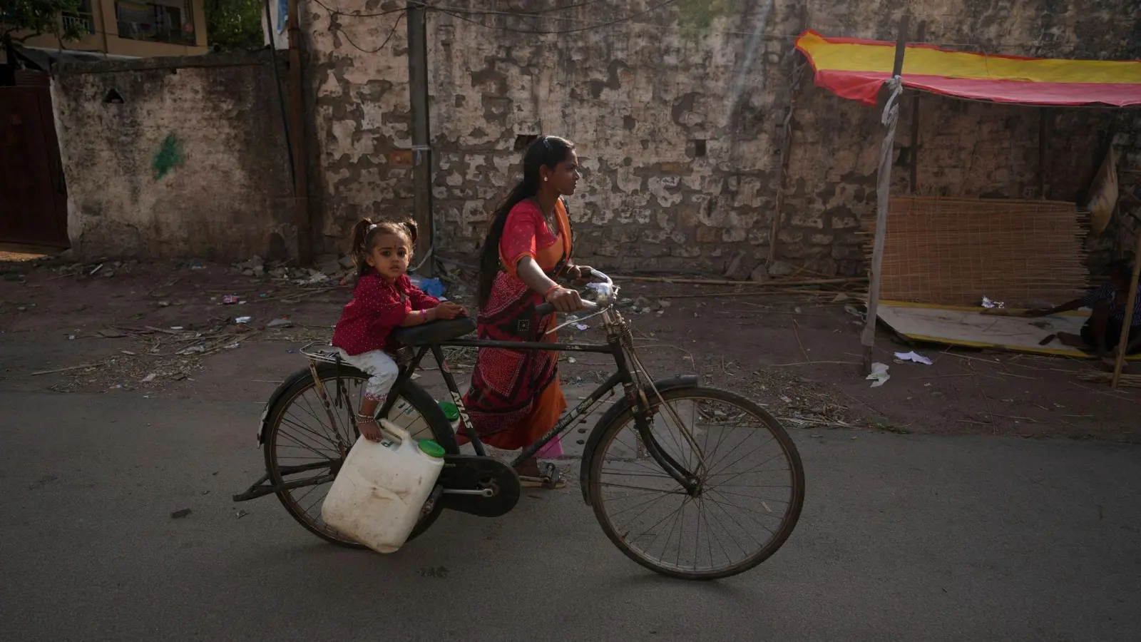 In den kommenden Jahren dürfte sich nach Unicef-Voraussagen der Zugang zu Trinkwasser in Südasien verbessern. (Foto: Mahesh Kumar A./AP/dpa)