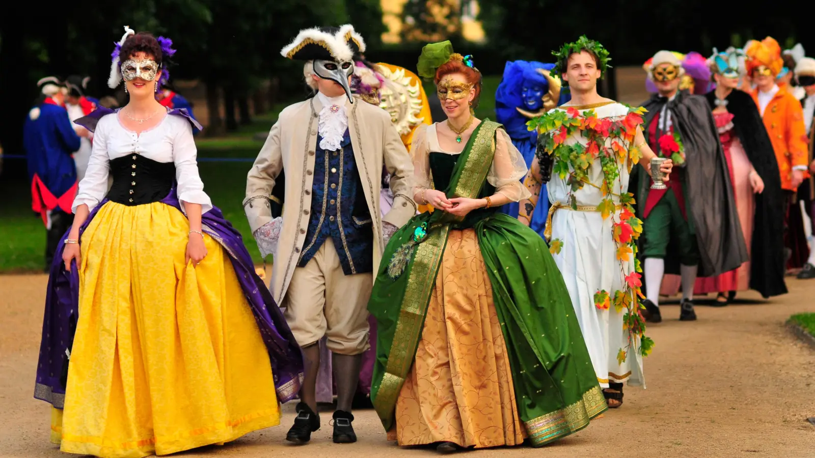 Als kostümgewaltige Umrahmung der Feierlichkeiten werden Gefolge, Soldaten, der Hofstaat und das markgräfliche Paar im Hofgarten erwartet. (Foto: Jim Albright)