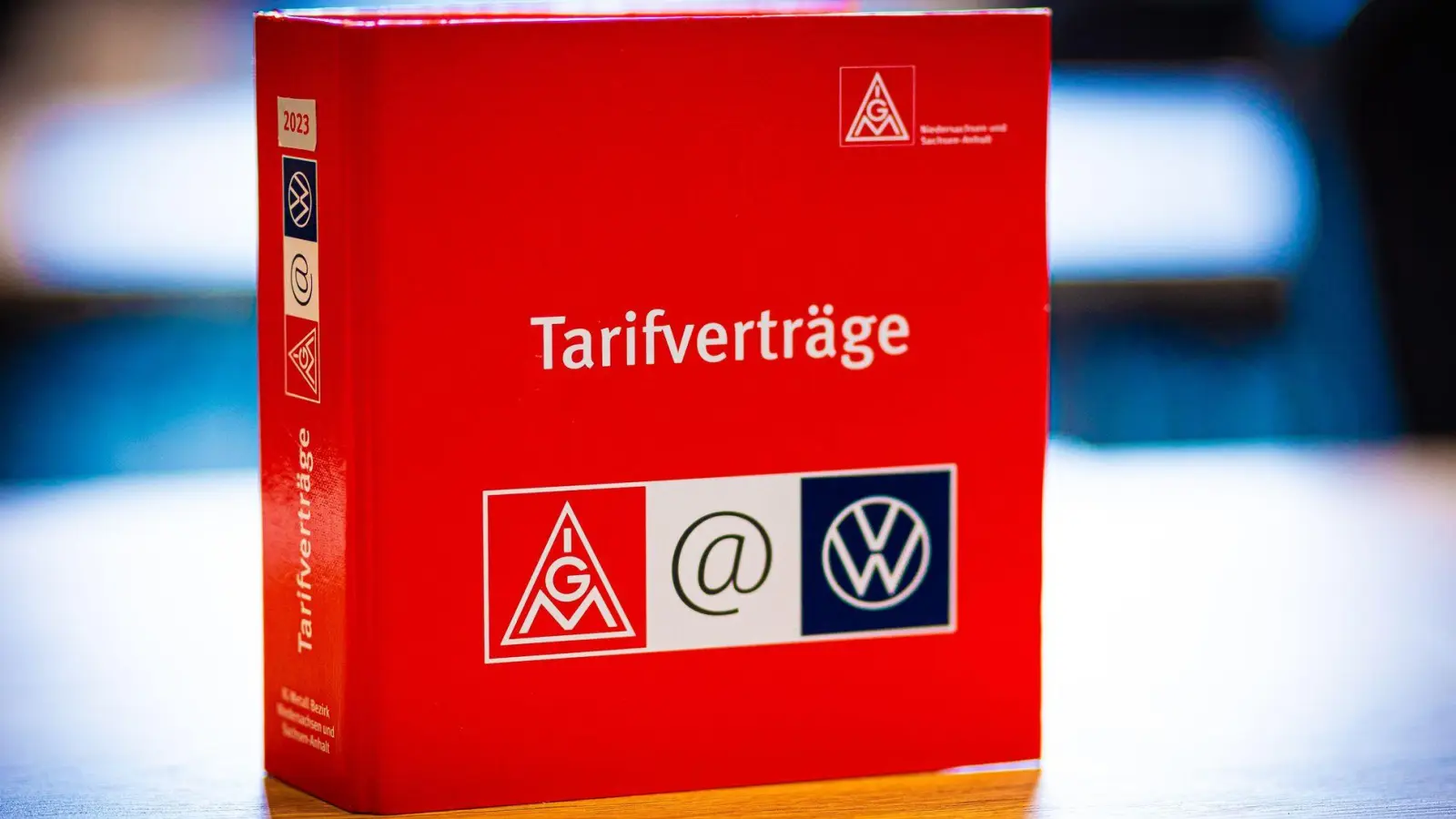 Die Tarifparteien bei VW wollen in den kommenden Monaten ein neues Entgeltsystem verhandeln.  (Foto: Moritz Frankenberg/dpa)
