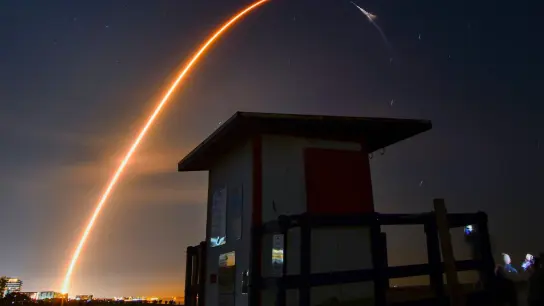 Eine SpaceX-Rakete startet für die NASA mit einem „Dragon“-Frachter zur ISS. (Foto: Malcolm Denemark/Florida Today/AP/dpa)