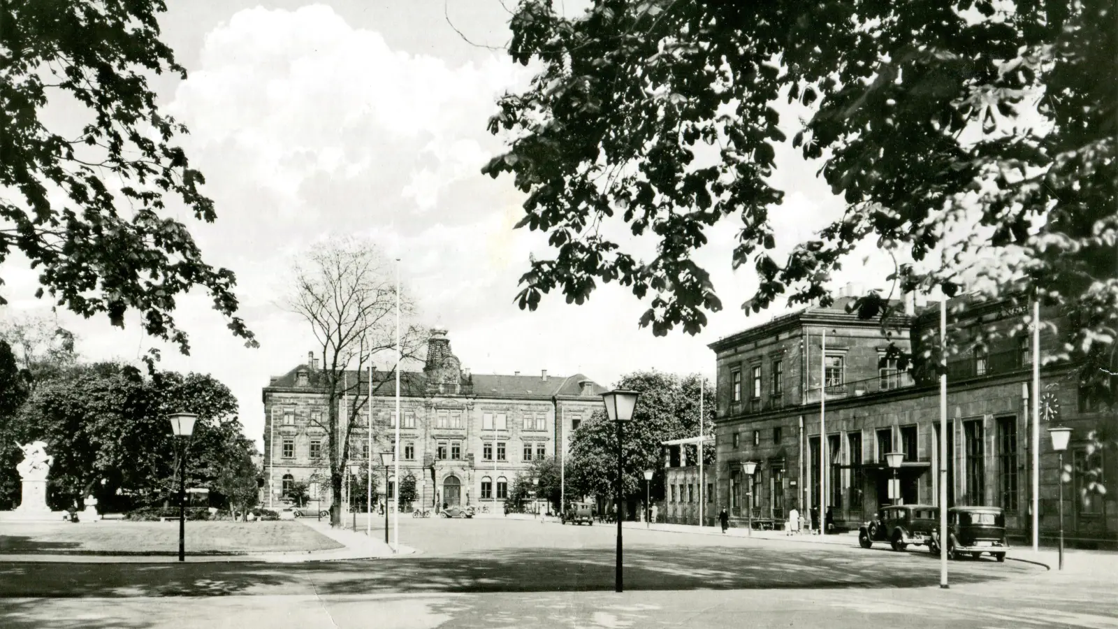 Auf Ansbachs Bahnhofsplatz begannen um 1920 Reisen, die für viele noch kurz vorher undenkbar gewesen wären. Der Bahnhof (rechts) und das Postamt (Mitte) fielen dem Zweiten Weltkrieg zum Opfer. (Repro: Alexander Biernoth)