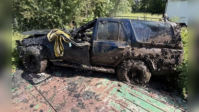 Das Auto war 2006 als gestohlen gemeldet worden und nach gut zwei Jahrzehnten von Helfern des Technischen Hilfswerks bei einer Sonarübung gefunden worden. (Handout: Polizeipräsidium Oberfranken) (Foto: Polizei Oberfranken/dpa)