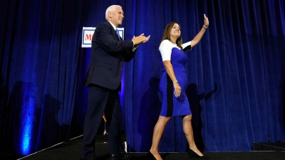 Mike Pence, republikanischer Präsidentschaftskandidat und ehemaliger Vizepräsident der USA, und seine Frau Karen kommen zu einer Wahlkampfveranstaltung. (Foto: Charlie Neibergall/AP/dpa)
