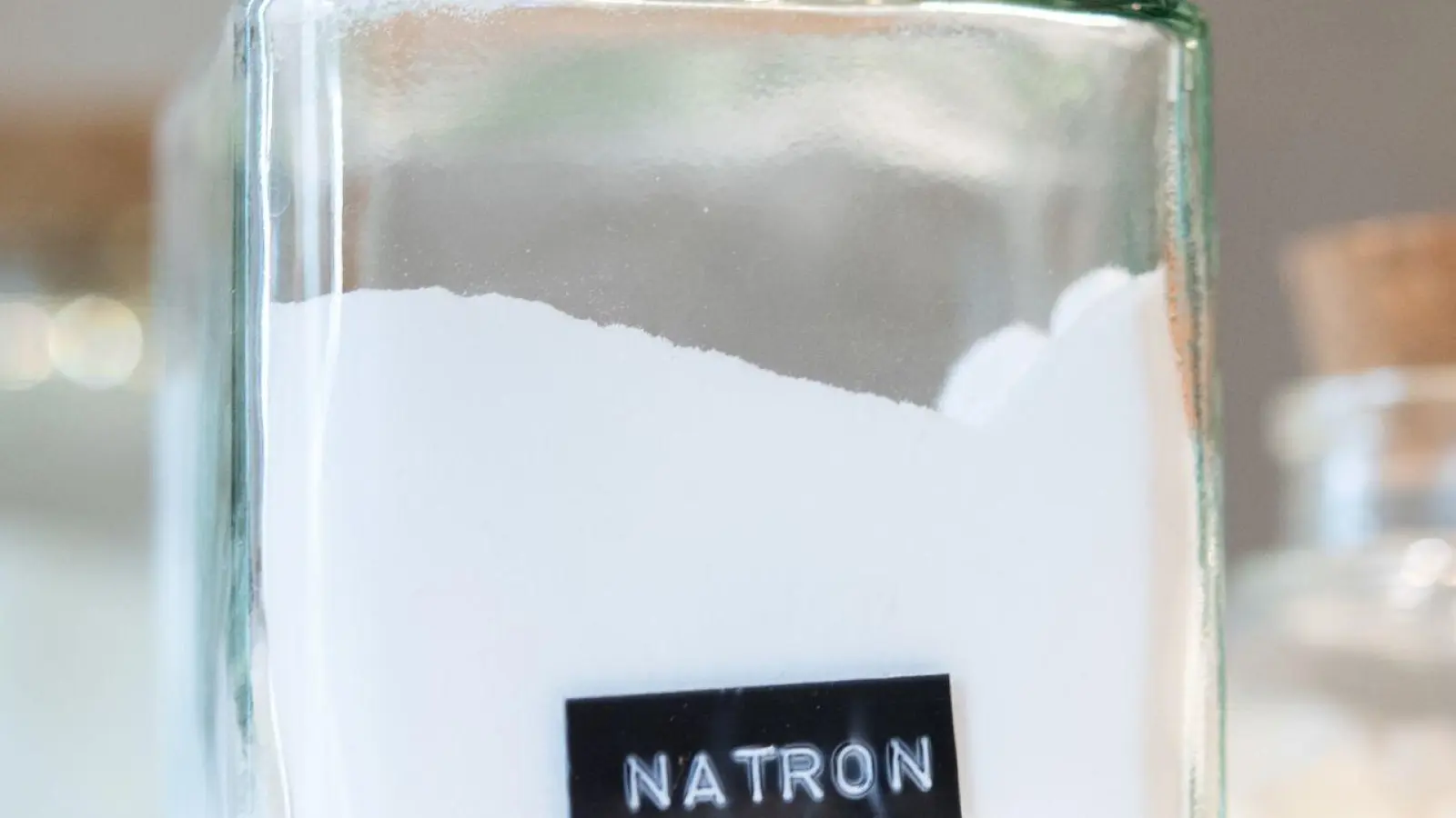 Lässt sich vielseitig im Haushalt einsetzen: Natron. (Foto: Andrea Warnecke/dpa-tmn/dpa)