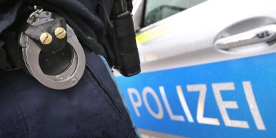 Der Tatverdächtige ist zunächst geflüchtet, konnte aber wenig später von Polizeibeamten festgenommen werden. (Symbolbild: Lino Mirgeler/dpa)