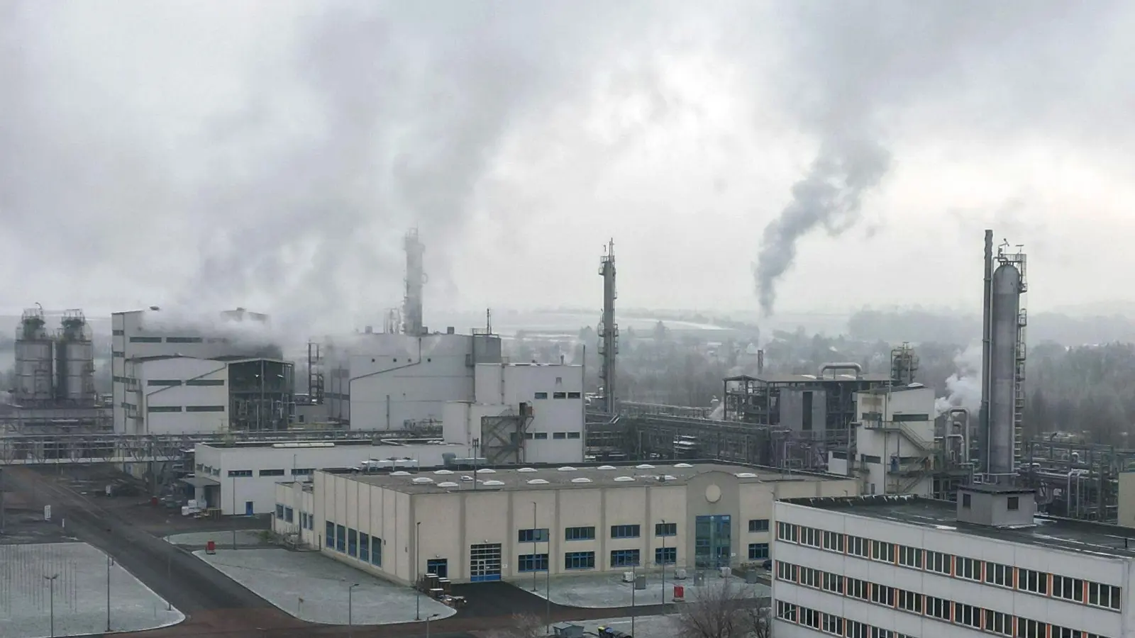 Werksanlagen im Chemie- und Industriepark Zeitz. Die Produktion der Chemie- und Pharmaindustrie schrumpfte 2022 im Vergleich zum Vorjahr um 6,6 Prozent. (Foto: Bodo Schackow/dpa)