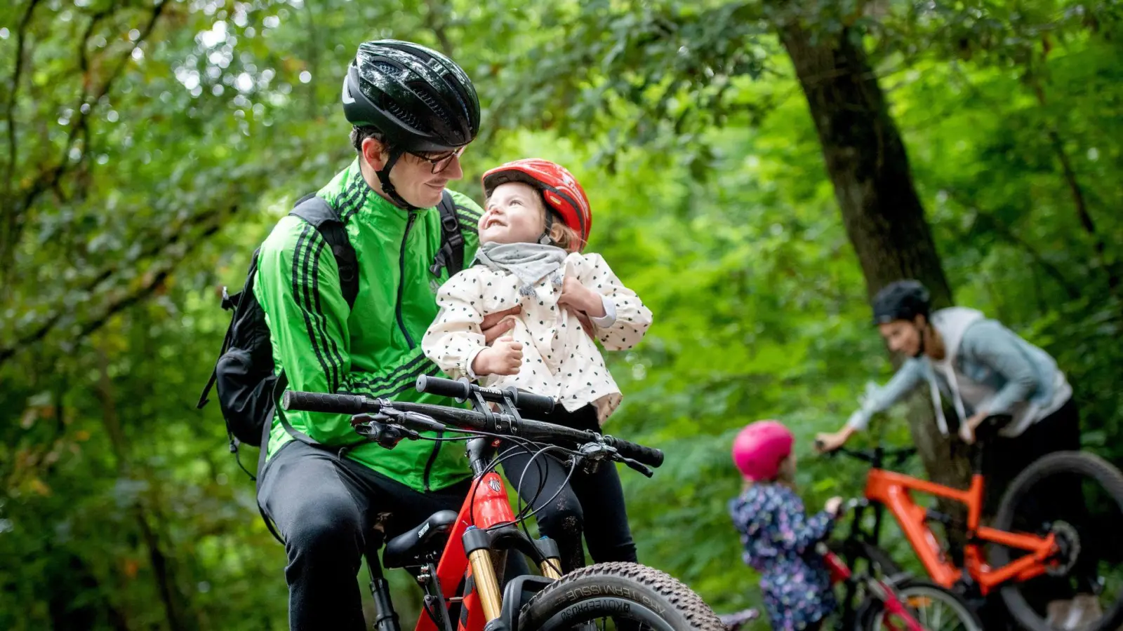 Helm für alle: Vorbild sein und mit Kopfschutz fahren schützt Groß und Klein. (Foto: Zacharie Scheurer/dpa-tmn)