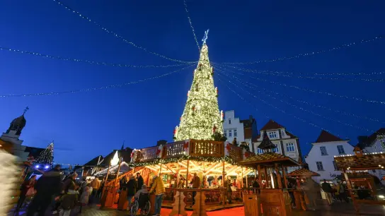 Der begehbare Weihnachtsbaum auf dem Weihnachtsmarkt in Lingen im Emsland. (Foto: Lars Klemmer/dpa)