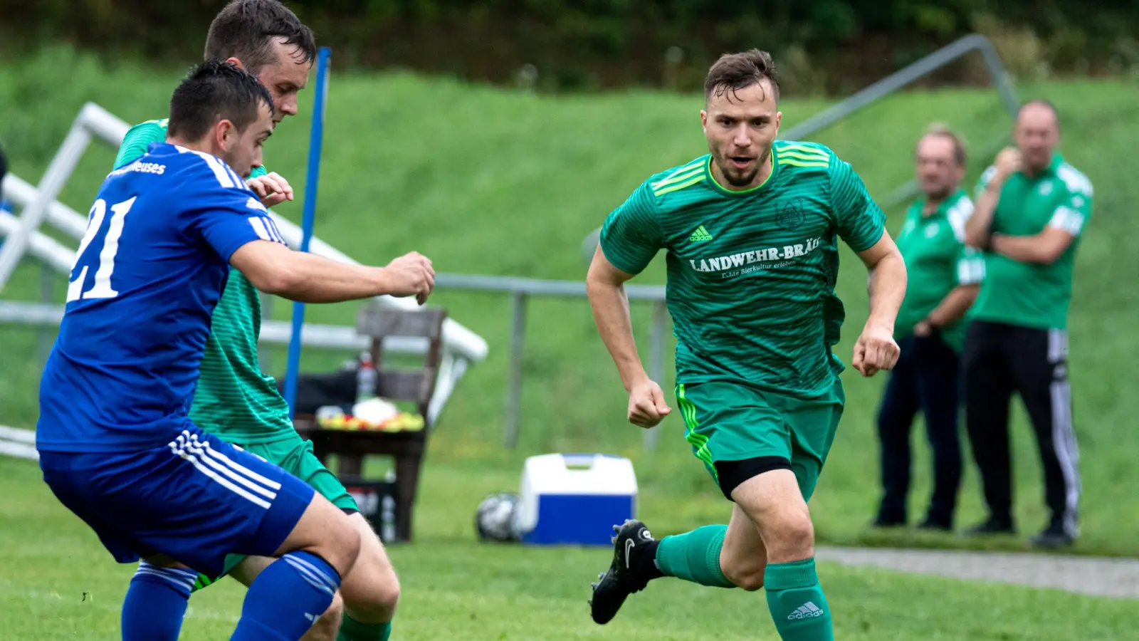 Der TuS Feuchtwangen (in den grünen Trikots von links Jonas Heumann-Neubert und Matthias Kreißelmeier, hier gegen Anton Schröferl von Fortuna Neuses) hat im Nachholspiel die Chance, die Abstiegszone zu verlassen. (Foto: Markus Zahn)