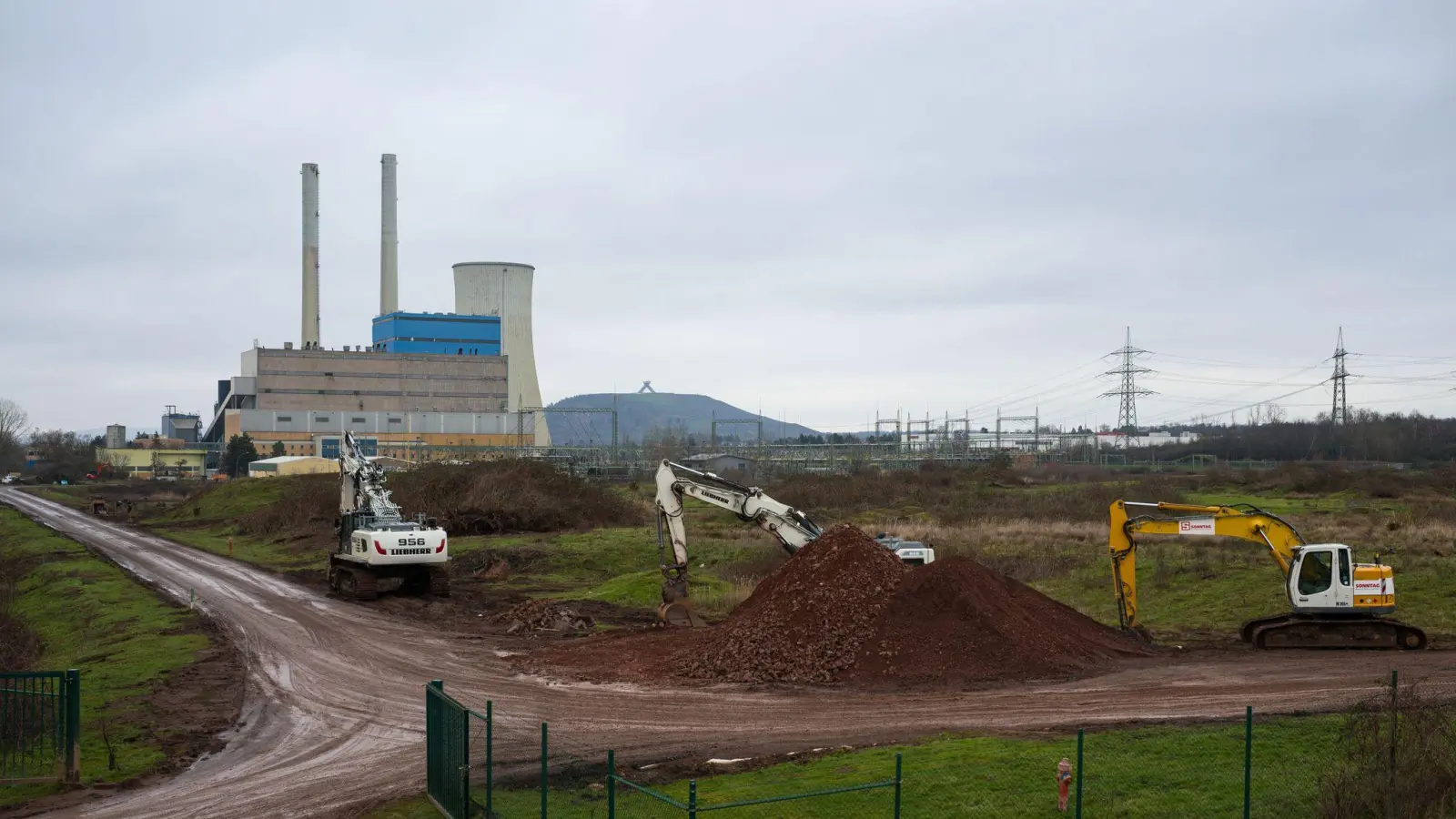 Am ehemaligen Kohlekraftwerk Ensdorf soll das Werk entstehen. (Foto: Oliver Dietze/dpa)