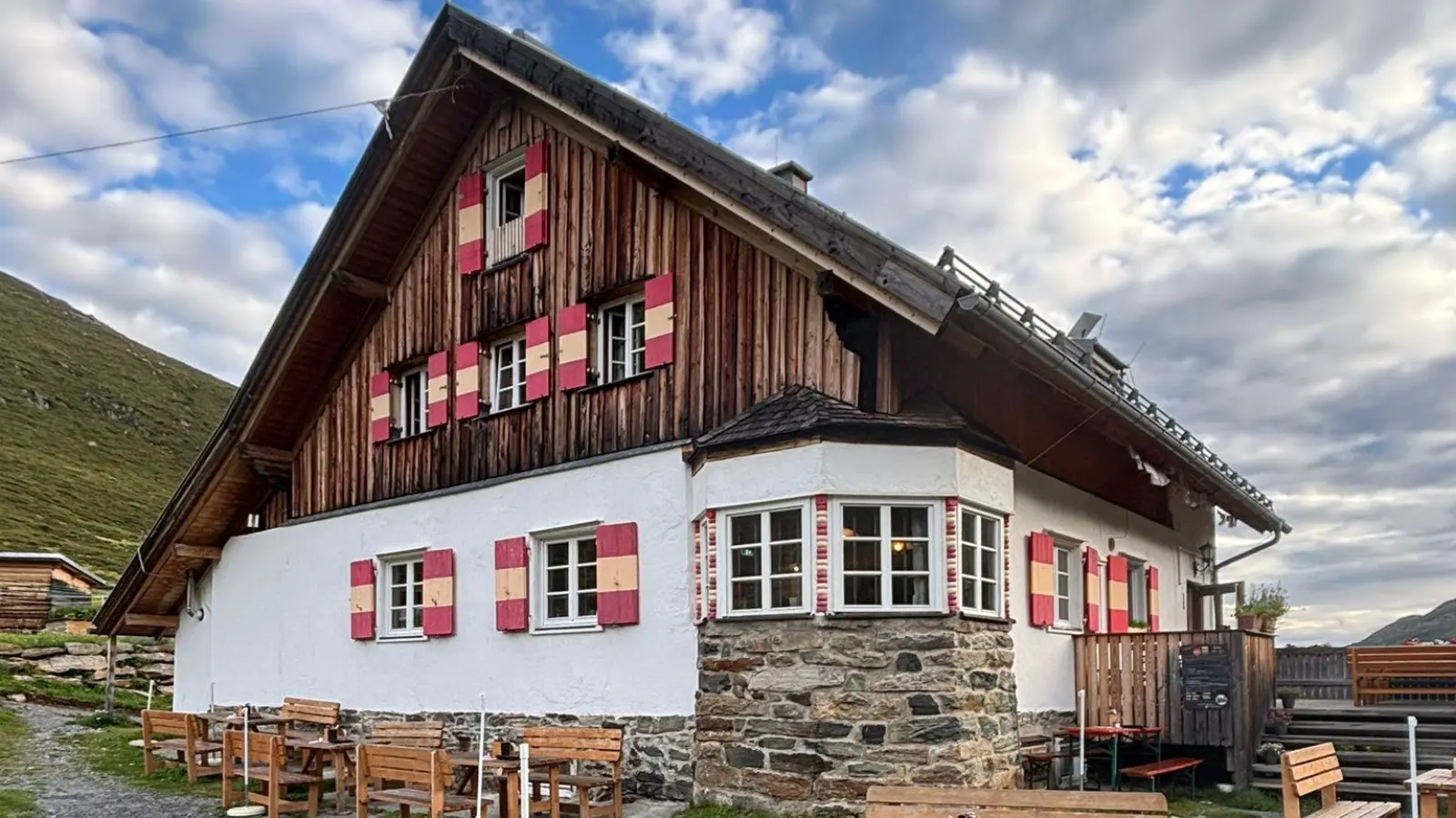 Gut frequentiert war die Potsdamer Hütte in den zurückliegenden Monaten. Aufgrund der Bauarbeiten musste die Sommersaison allerdings früher beendet werden als sonst. (Foto: DAV-Sektion Dinkelsbühl/Brigitte Schmidt)