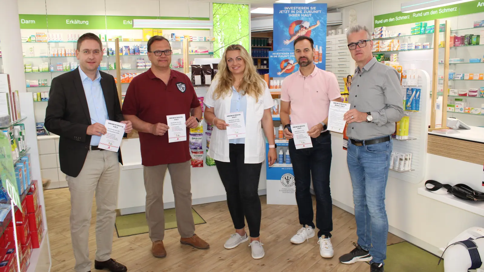 Sind sich über die prekäre Situation der Apotheken einig (von links): Landrat Dr. Jürgen Ludwig, Dr. Stefan und Sylwia Spaniel sowie die Bürgermeister Thomas Beck (Dentlein) und Patrick Ruh (Feuchtwangen). (Foto: Herbert Dinkel)