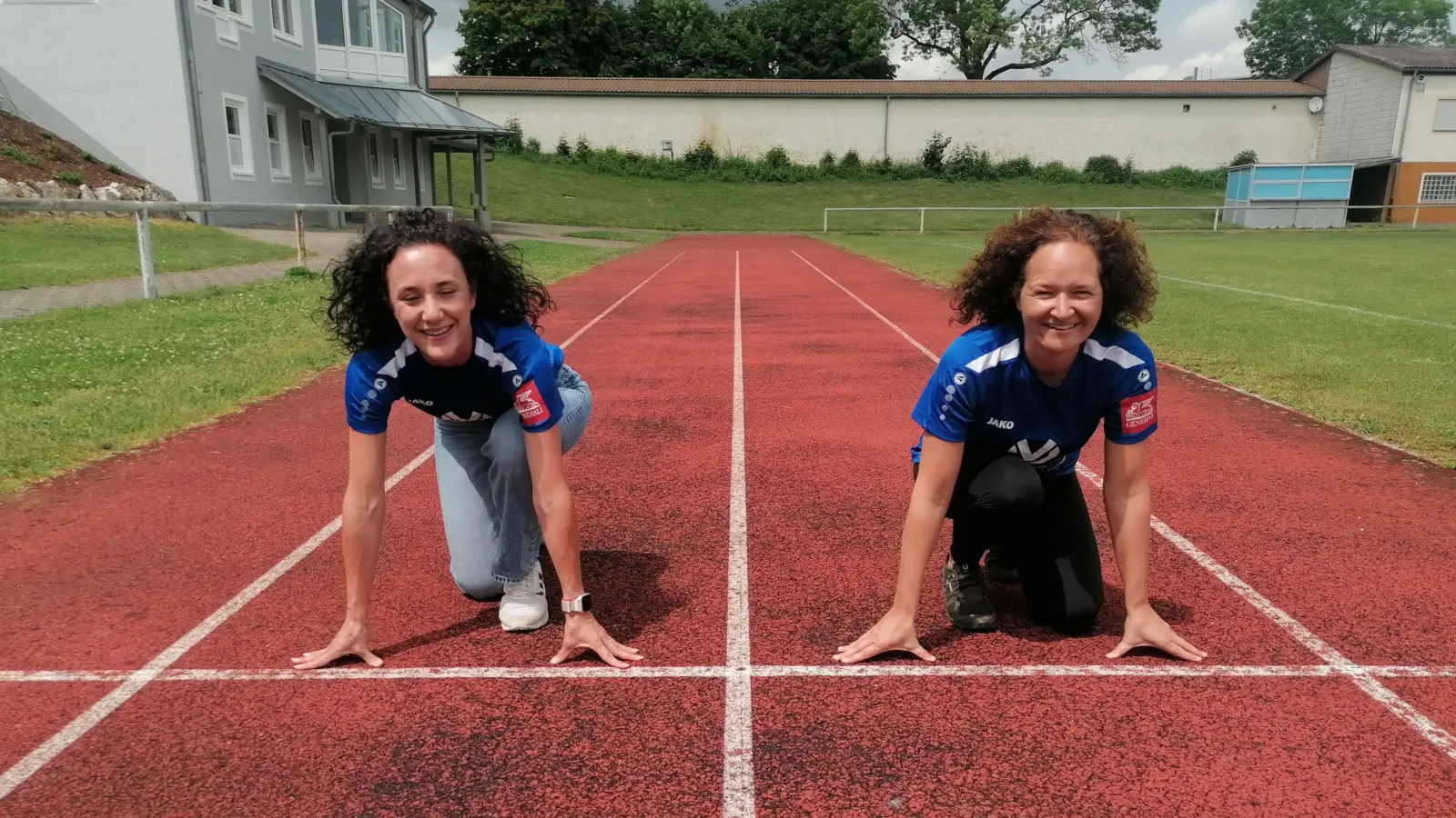 Sind stellvertretend für zahlreiche Übungsleiterinnen und -leiter beim VfL Ehingen und in der Region am Start (von links): Carina Schöllhammer und Stefanie Oberhauser. (Foto: Friedrich Zinnecker)