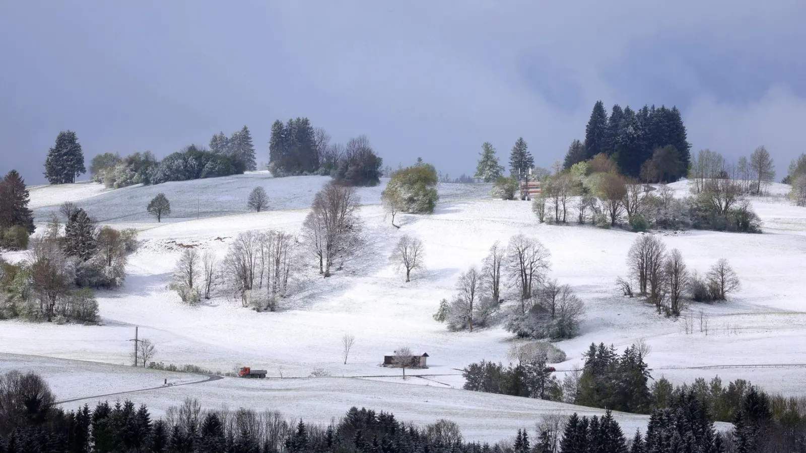 Eine mit Neuschnee bedeckte Landschaft im Landkreis Oberallgäu. (Foto: Karl-Josef Hildenbrand/dpa)