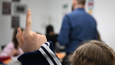 Nicht immer melden sich Schüler so brav: Immer mehr Lehrkräfte nehmen das Verhalten im Klassenzimmer als Belastung wahr. (Symbolbild) (Foto: Bernd Weißbrod/dpa)