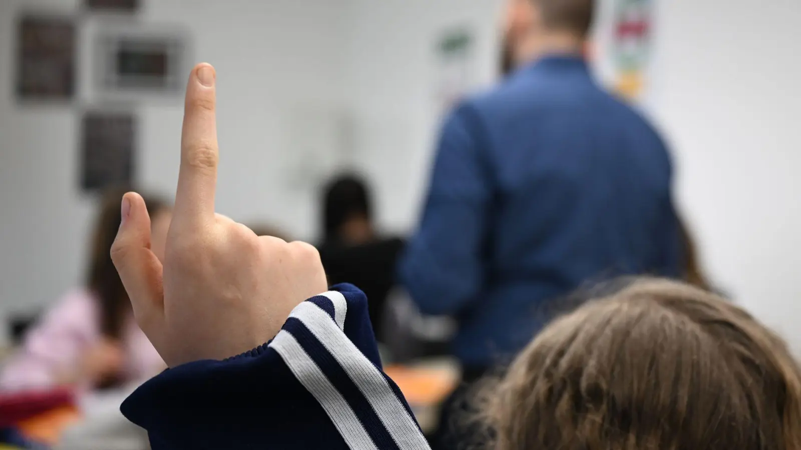 Nicht immer melden sich Schüler so brav: Immer mehr Lehrkräfte nehmen das Verhalten im Klassenzimmer als Belastung wahr. (Symbolbild) (Foto: Bernd Weißbrod/dpa)