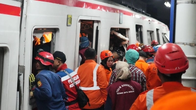 Rettungskräfte suchen nach der Zugkollision nach Opfern. (Foto: Ahmad Ibrahim/AP/dpa)