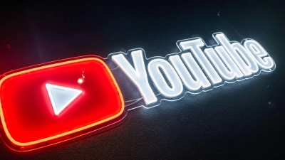Nach einem Landgerichtsurteil müssen gesponserte YouTube-Videos klarer als bislang als Werbung gekennzeichnet werden.  (Foto: Christophe Gateau/dpa)