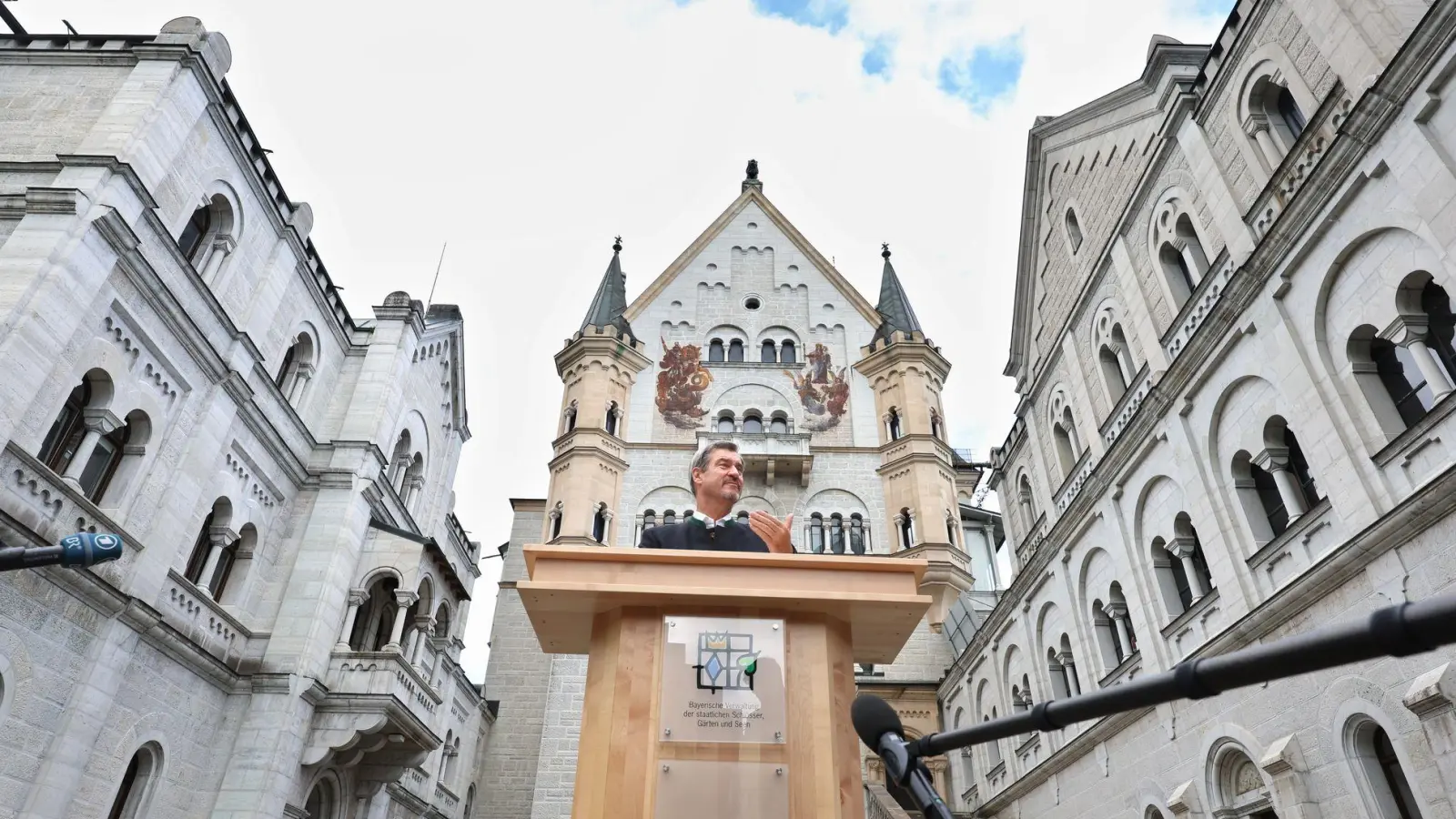 Bayerns Ministerpräsident Markus Söder (CSU) hat wenige Tage vor der Unesco-Entscheidung über einen Weltkulturerbe-Titel für Bayerns Königsschlösser Schloss Neuschwanstein besucht.  (Foto: Karl-Josef Hildenbrand/dpa)