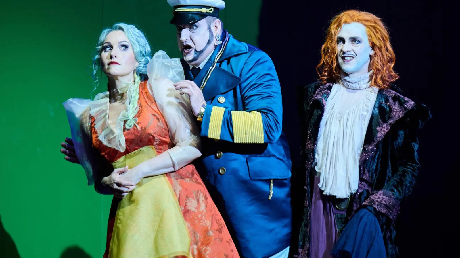 Senta (l-r, Daniela Köhler), Daland (Jens Larsen) und der Holländer (Günter Papendell) in der Komischen Oper. (Foto: Annette Riedl/dpa)