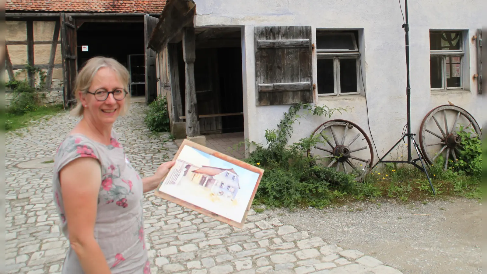 Katharina Zeltner aus Mainbernheim ist bereits zum vierten Mal beim Kunsttag im Freilandmuseum und hat sich ein Gebäude aus der Baugruppe Mainfranken-Frankenhöhe zum Vorbild genommen. (Foto: Hans-Bernd Glanz)