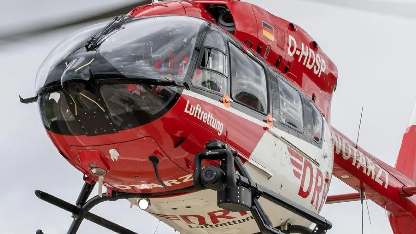 Unter anderem war auch ein Rettungshubschrauber im Einsatz. (Symbolbild) (Foto: Daniel Karmann/dpa)