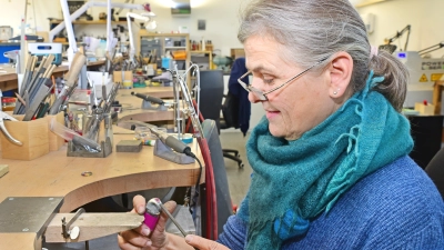 Gertrud Norys bearbeitet einen Ring. Sie hat vor 25 Jahren die Goldschmiede gegründet.  (Foto: Sarina Schwinn)
