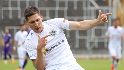 Michael Sperr bejubelt im Rosenaustadion den Ansbacher Führungstreffer. (Foto: Klaus Rainer Krieger)