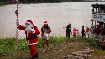Brasilien: Weihnachtsmann überrascht Kinder in Flussgemeinde Careiro da Varzea (Foto: Edmar Barros/AP/dpa)