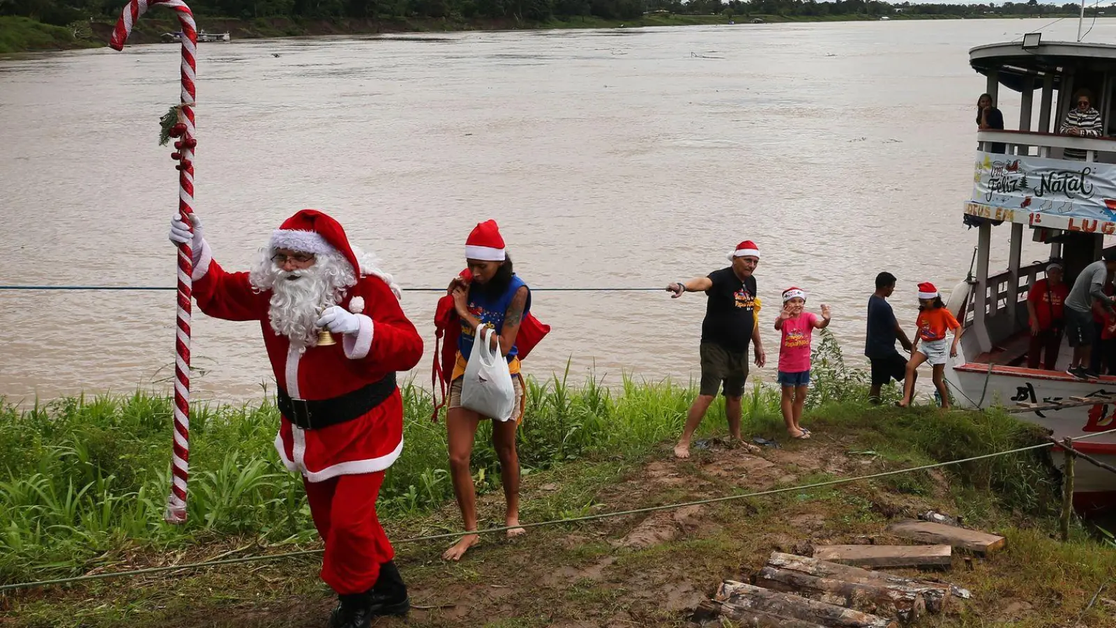 Brasilien: Weihnachtsmann überrascht Kinder in Flussgemeinde Careiro da Varzea (Foto: Edmar Barros/AP/dpa)