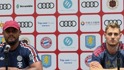 Vor dem Test gegen Aston Villa: Bayern-Trainer Kompany (l) mit Verteidiger Stanisic. (Foto: Christian Kunz/dpa)