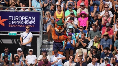 Gfreidi, das Maskottchen der European Championships, steht während einer Spielpause im Publikum. (Foto: Soeren Stache/dpa)