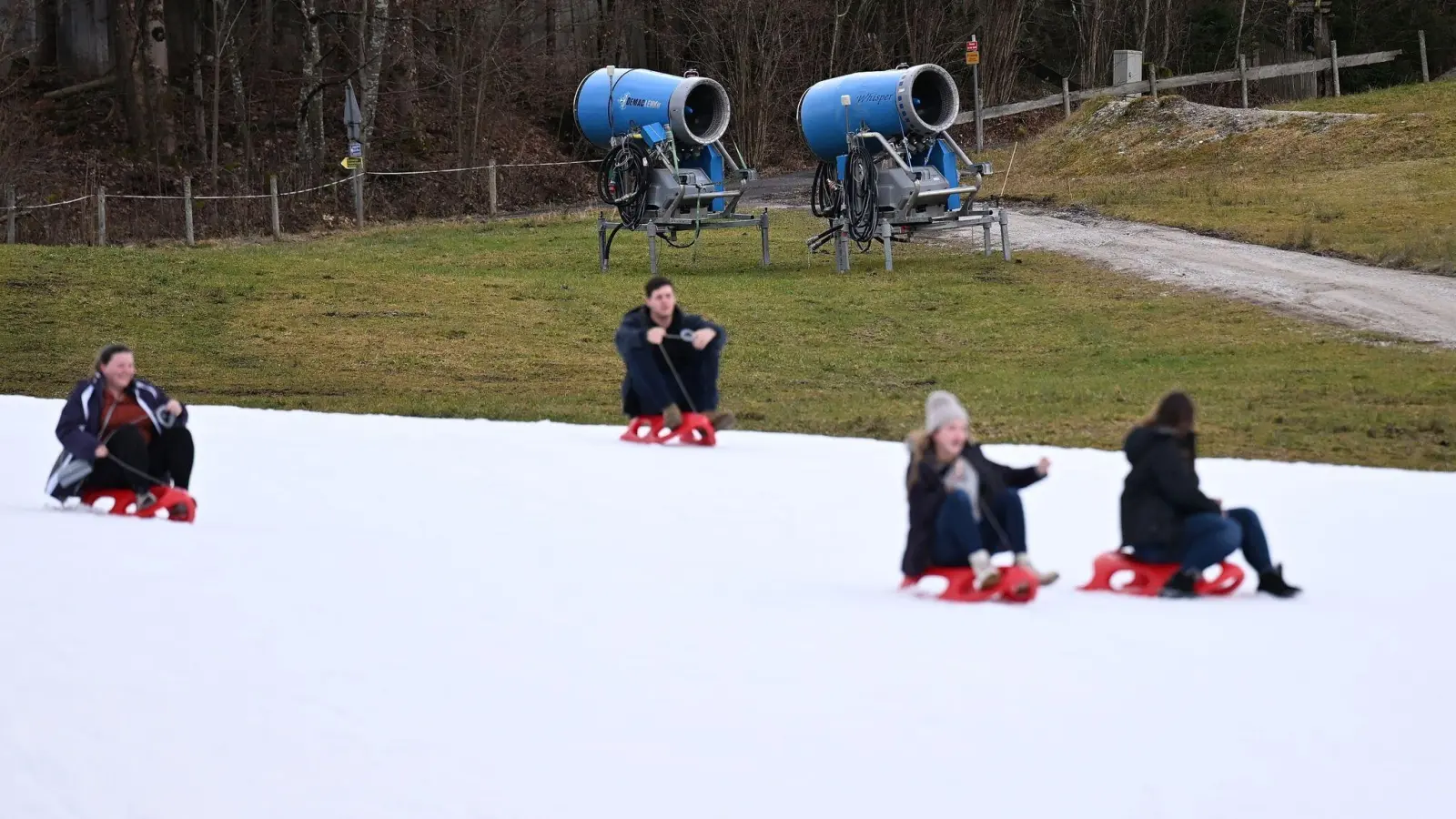 Kaum Schnee: Wintersportler müssen in dieser Saison besonders gut aufpassen. (Foto: Angelika Warmuth/dpa)
