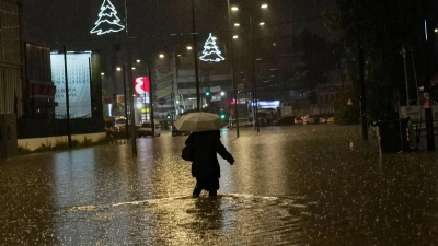 In Griechenland kommt es nach Regenfällen zu Überschwemmungen.  (Foto: Petros Giannakouris/AP/dpa)