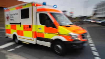Die fünf verletzten Businsassen wurden zur weiteren Behandlung in ein Krankenhaus gebracht. (Symbolbild) (Foto: Nicolas Armer/dpa)