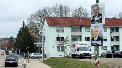 Noch lächeln die beiden Kandidaten Thomas Deffner (CSU) und Hans-Jürgen Eff (Die Ansbacher) von den Plakaten. Nur einer von beiden ist ab 1. Mai OB. (Foto: Oliver Herbst)