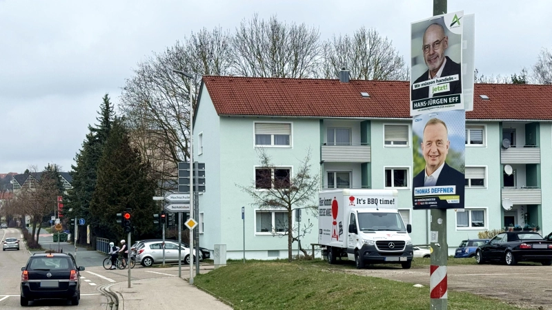 Noch lächeln die beiden Kandidaten Thomas Deffner (CSU) und Hans-Jürgen Eff (Die Ansbacher) von den Plakaten. Nur einer von beiden ist ab 1. Mai OB. (Foto: Oliver Herbst)