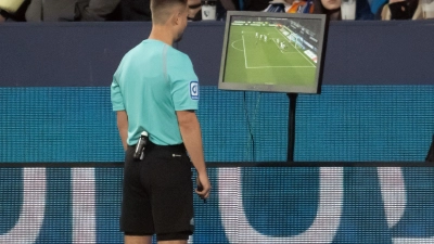 Schiedsrichter Daniel Schlager schaut sich eine Szene auf einem Monitor an und gibt anschliessend einen Gladbacher Treffer nicht. (Foto: Bernd Thissen/dpa)