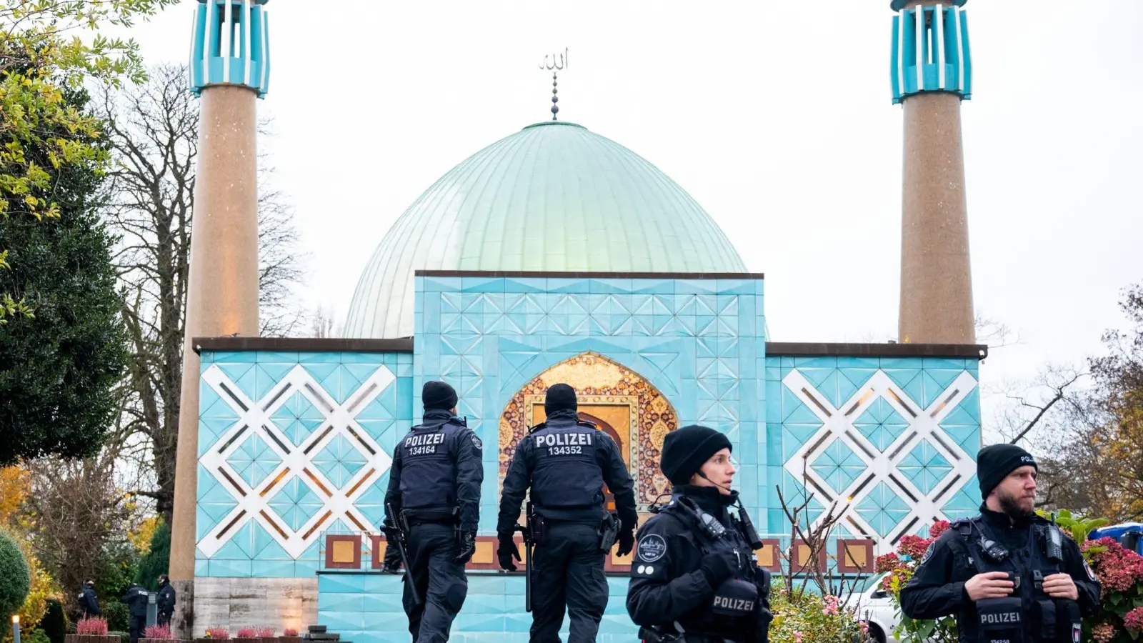 Eine Razzia beim islamischen Zentrum Hamburg vor der Imam Ali Moschee (Blaue Moschee) an der Außenalster. (Foto: Daniel Bockwoldt/dpa)