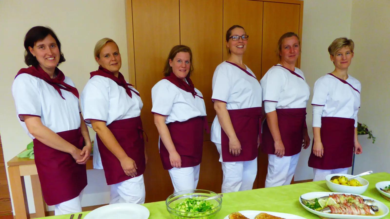 Studierende aus dem Küchenpraxisunterricht Hauswirtschaft Dinkelsbühl zum (Foto: Gabriele Herrmann)