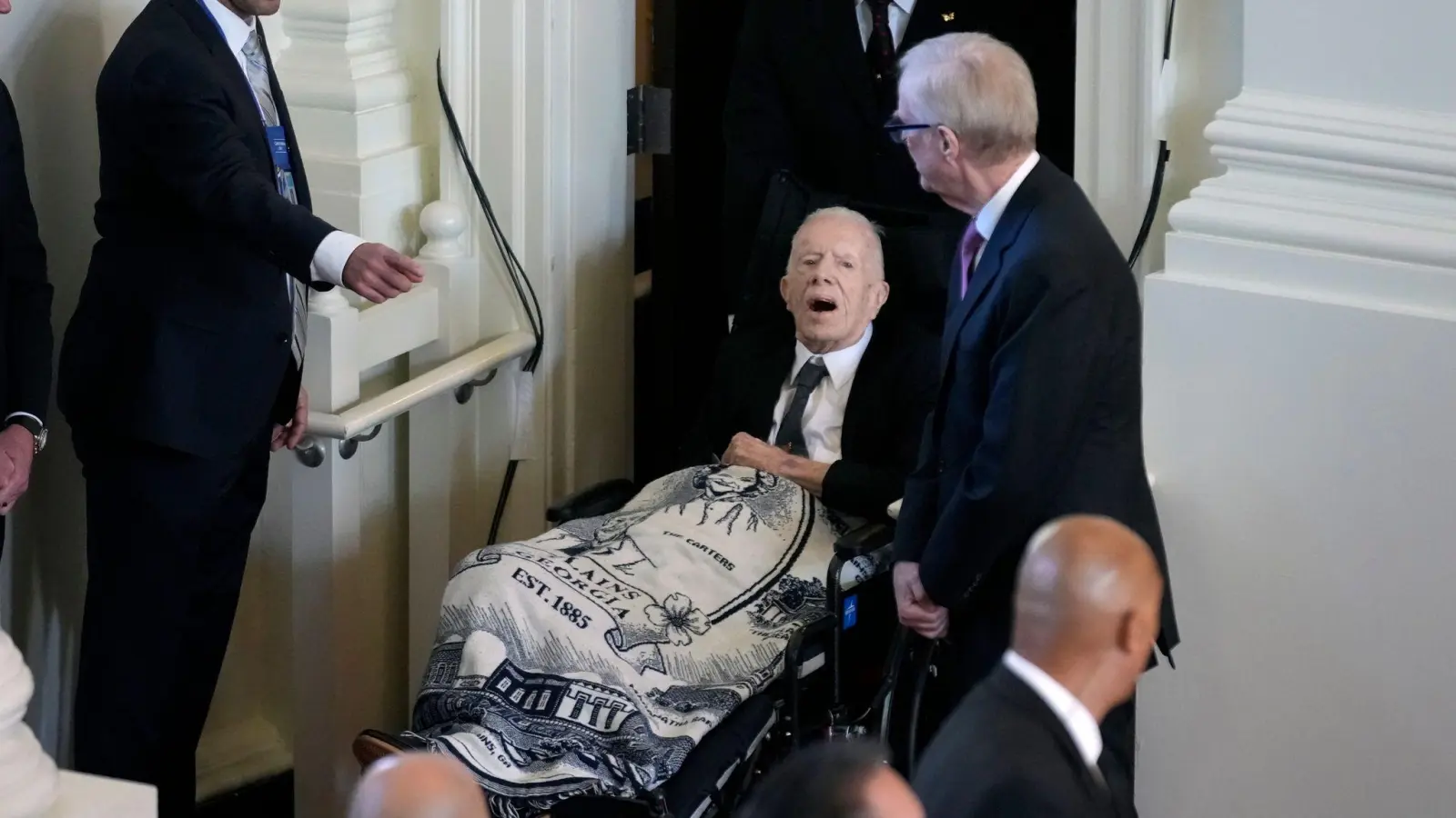 Jimmy Carter beim Gedenkgottesdienst für seine Frau Rosalynn in der Glenn Memorial Church. (Foto: Andrew Harnik/AP/dpa)